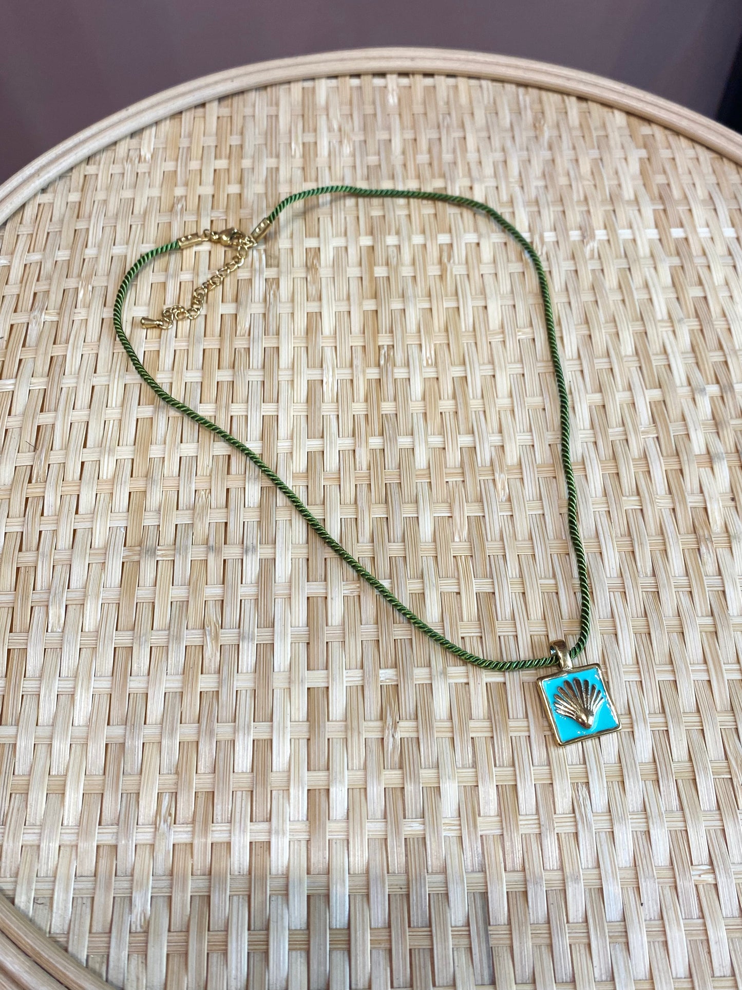 COLLAR DE CUERDA Y MEDALLA