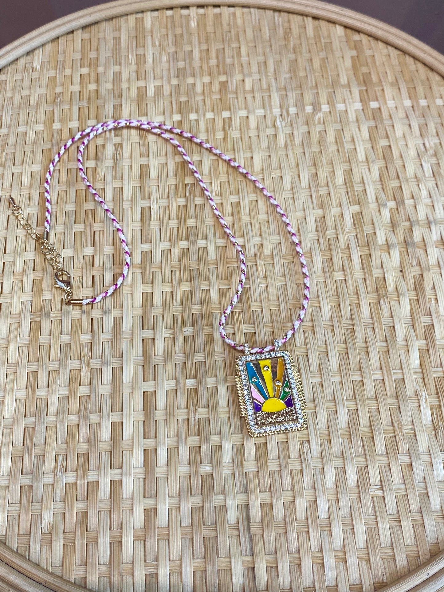 COLLAR DE CUERDA Y MEDALLA