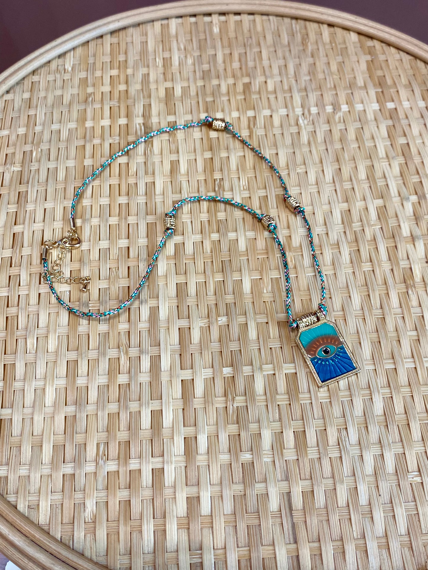 COLLAR DE CUERDA Y MEDALLA