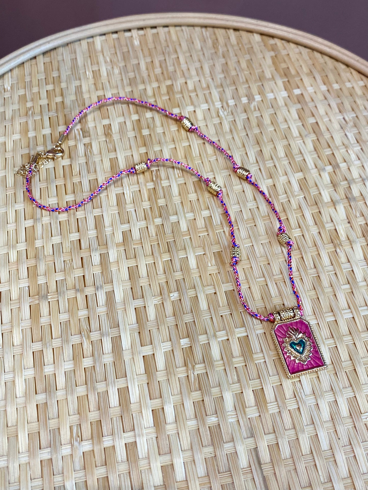 COLLAR DE CUERDA Y MEDALLA