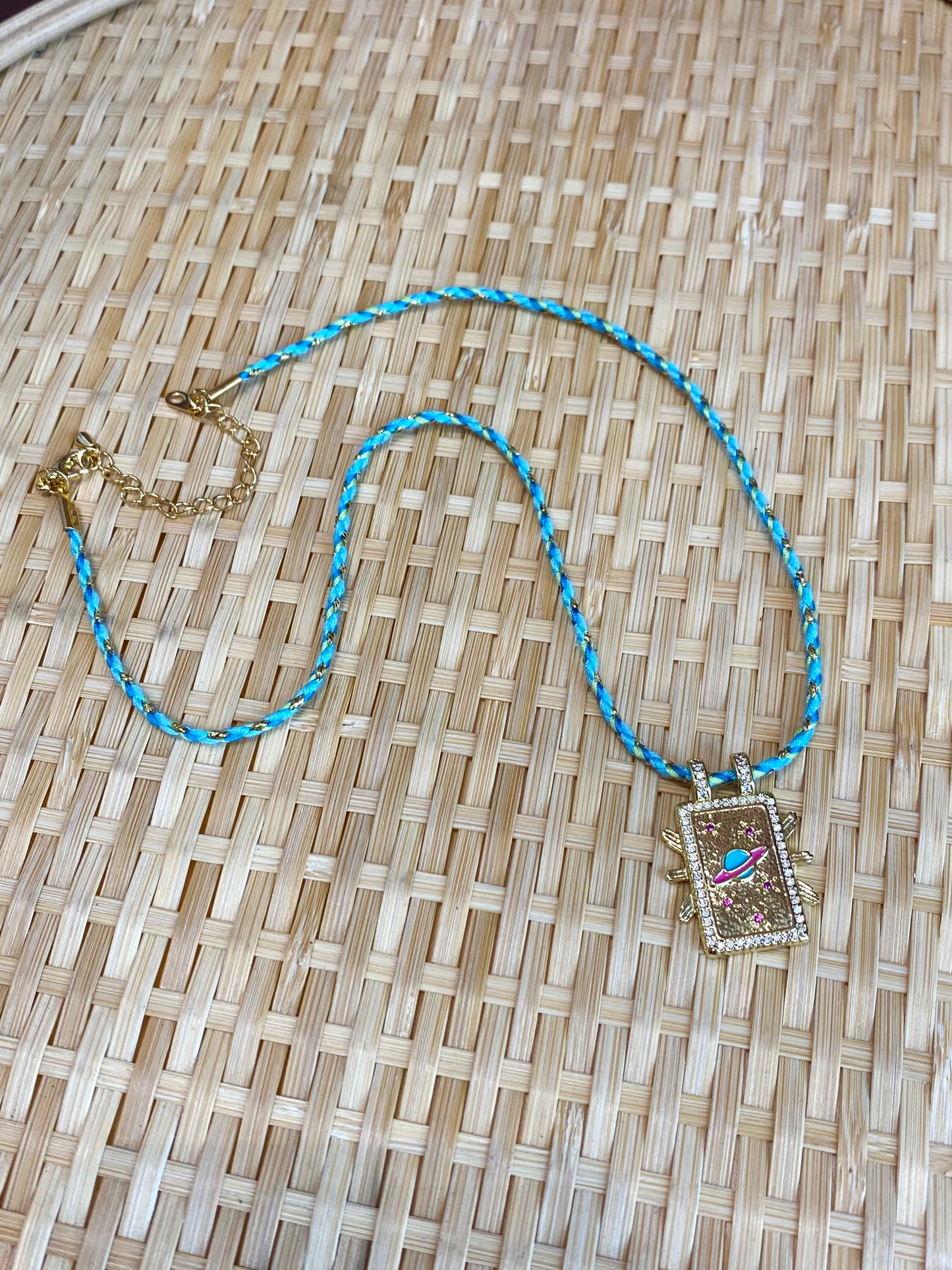 COLLAR DE CUERDA Y MEDALLA