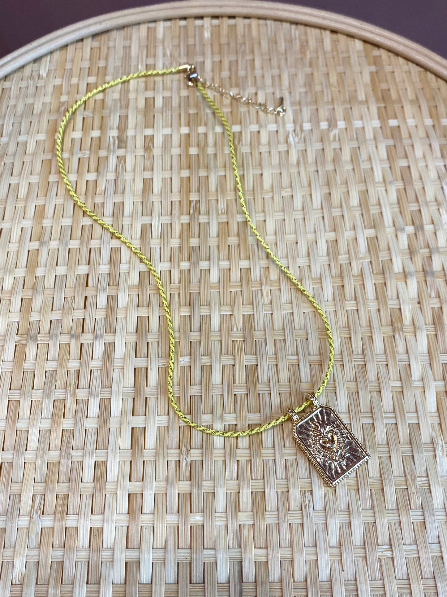 COLLAR DE CUERDA Y MEDALLA