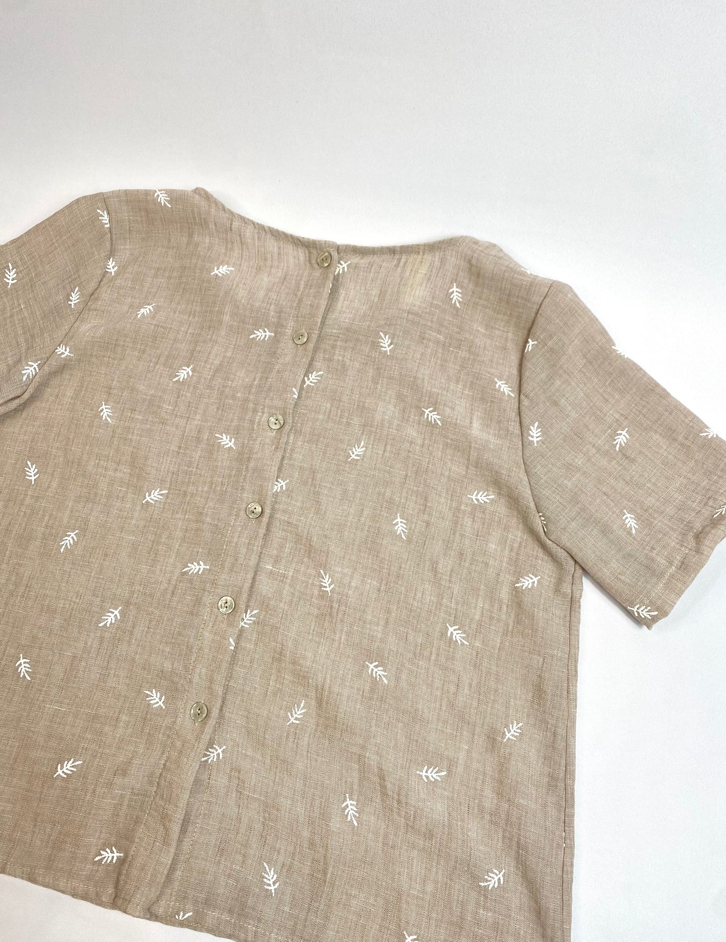 BLUSA CON BOTONES ESPALDA