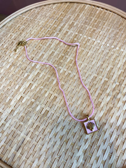 COLLAR DE CUERDA Y MEDALLA