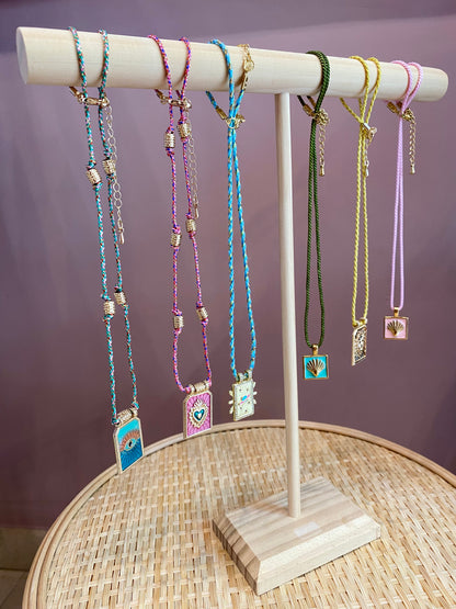 COLLAR DE CUERDA Y MEDALLA