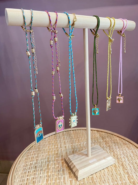 COLLAR DE CUERDA Y MEDALLA