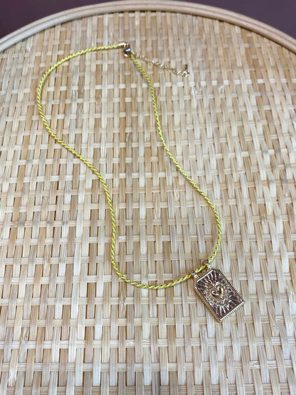 COLLAR DE CUERDA Y MEDALLA