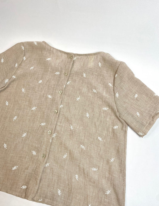 BLUSA CON BOTONES ESPALDA